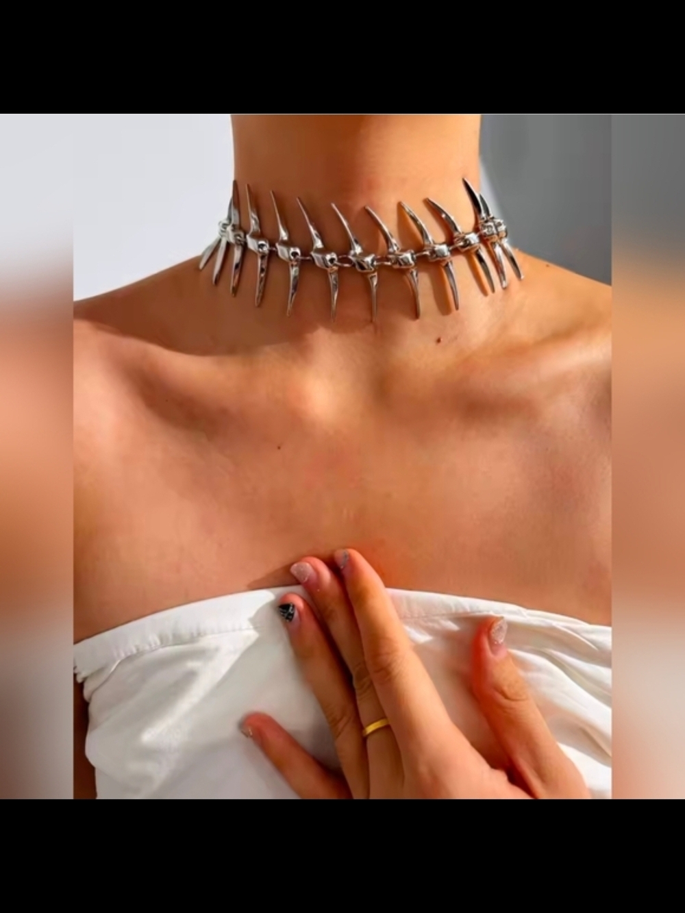 Silver Spine-Back Statement Necklace - Picture 4 of 11